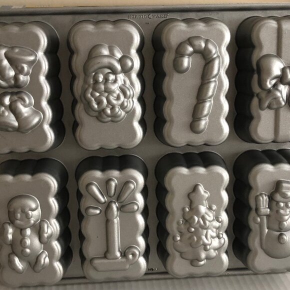 Nordic Ware Holiday Tea Cake Pan - Picture 1 of 2